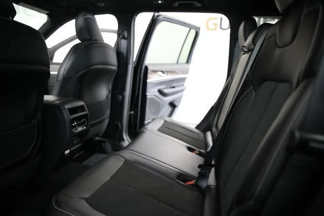 New 2026 Diamond Black Crystal Pearlcoat Jeep Altitude image 18