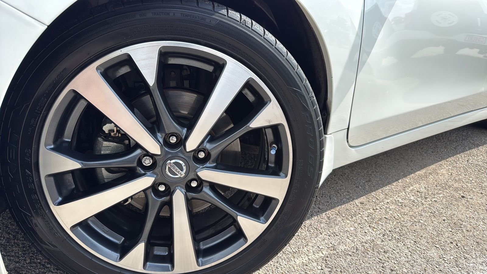Used 2016 White Nissan 2.5 SR image 28