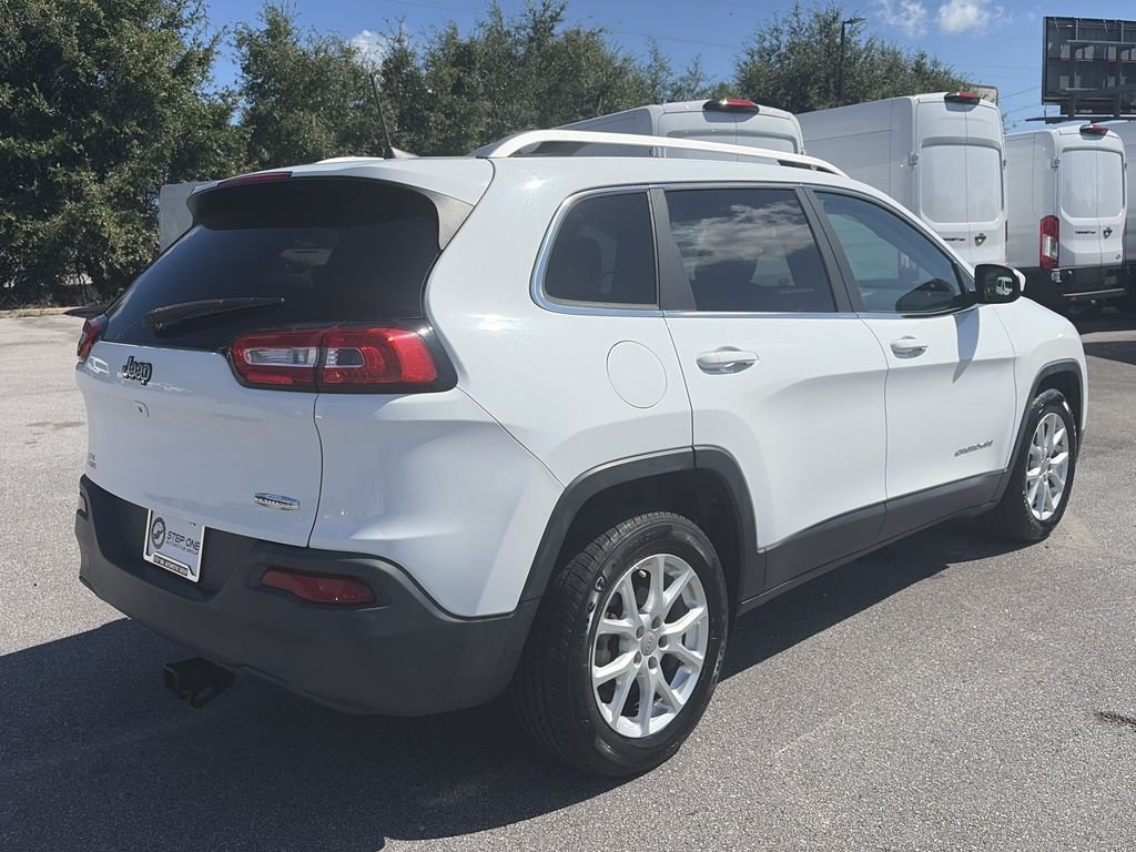 Used 2016 Bright White Clearcoat Jeep Latitude image 7