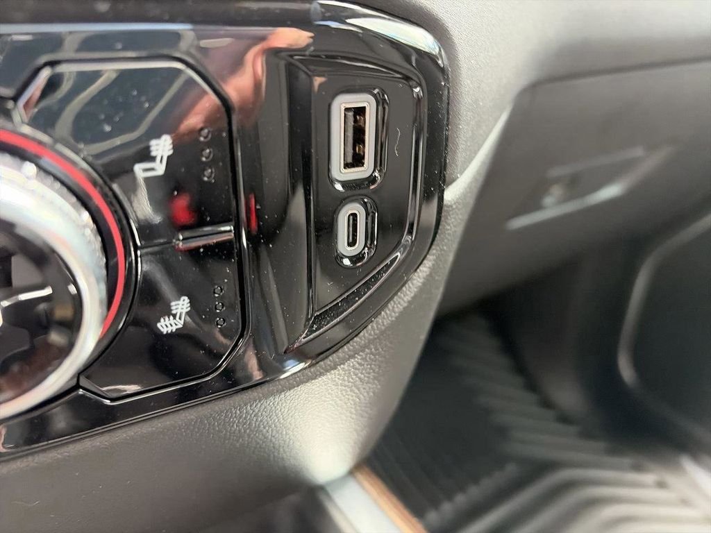 Used 2025 White GMC Elevation image 22