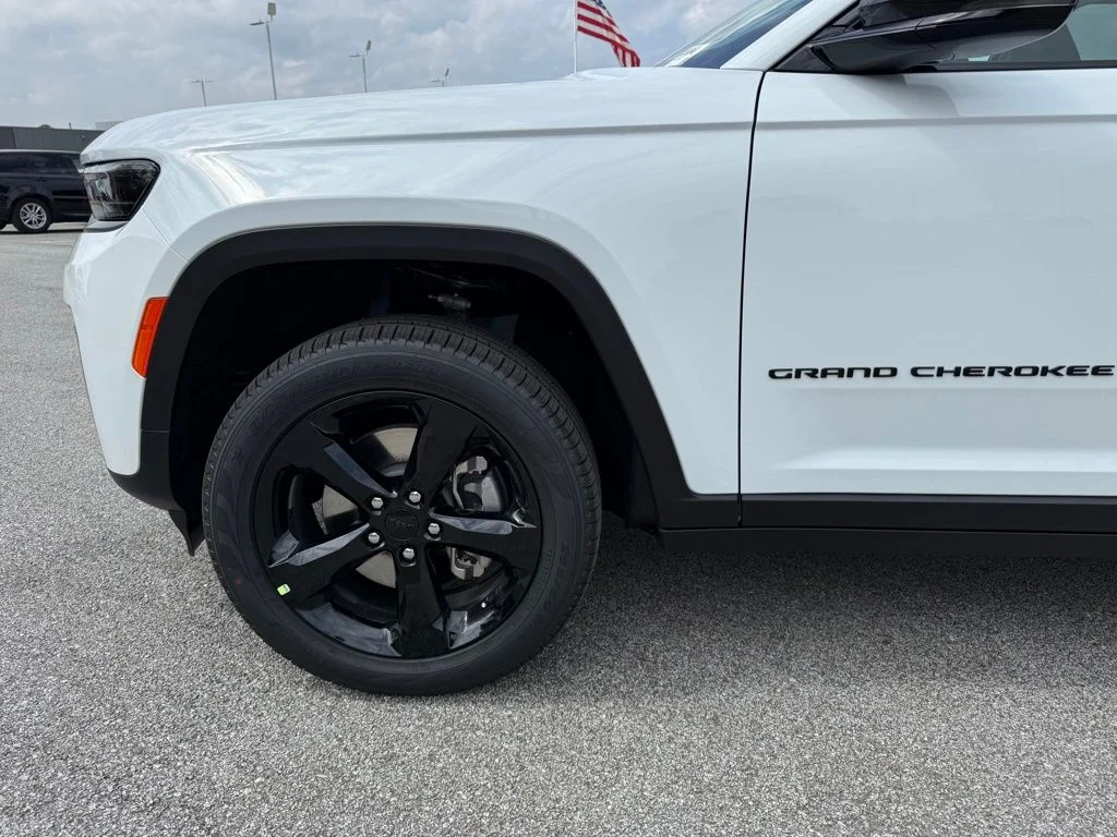 New 2026 Bright White Clear-Coat Exterior Paint Jeep Limited image 28