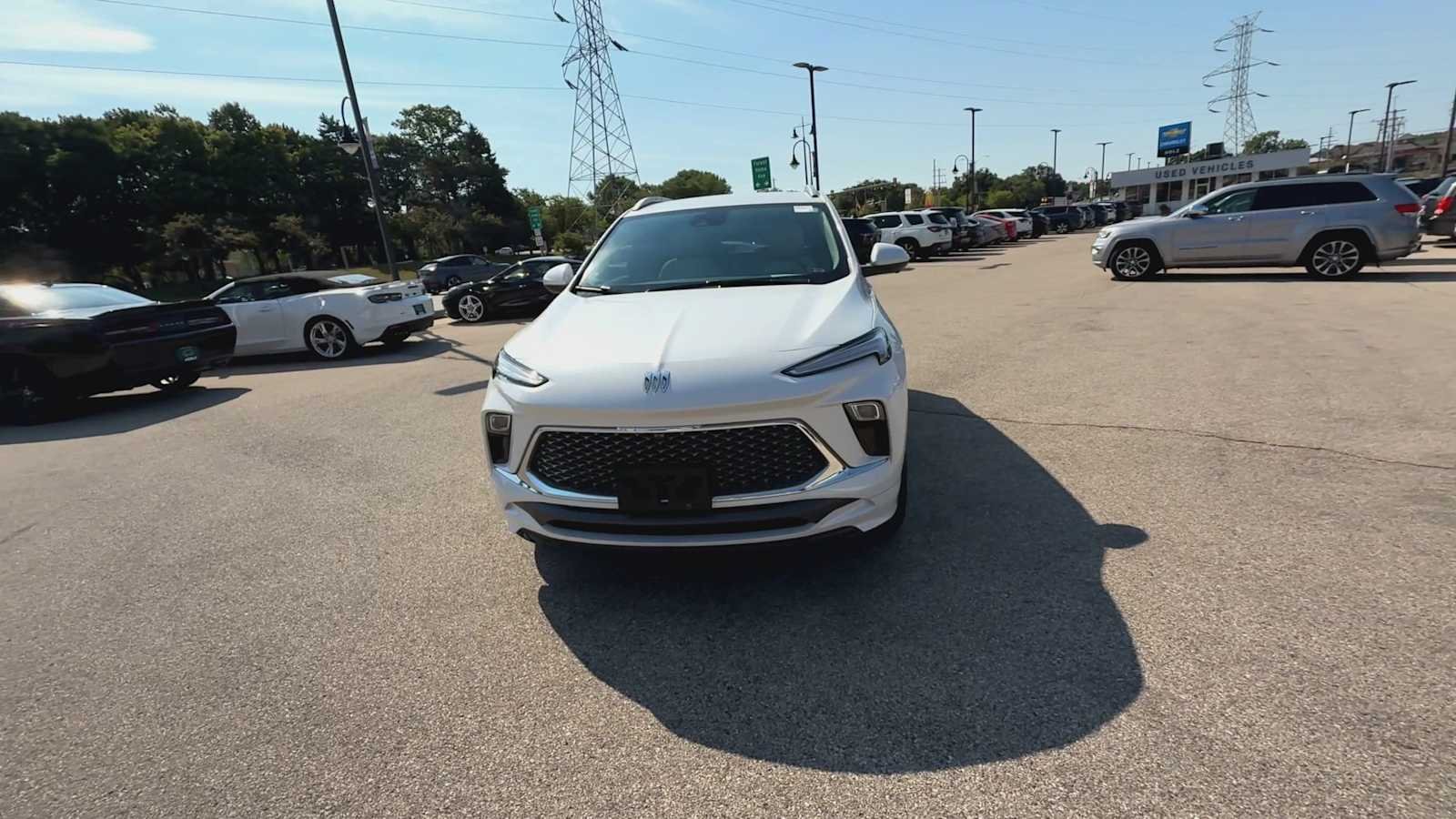Certified Used 2025 White Frost Tricoat Buick Avenir image 3