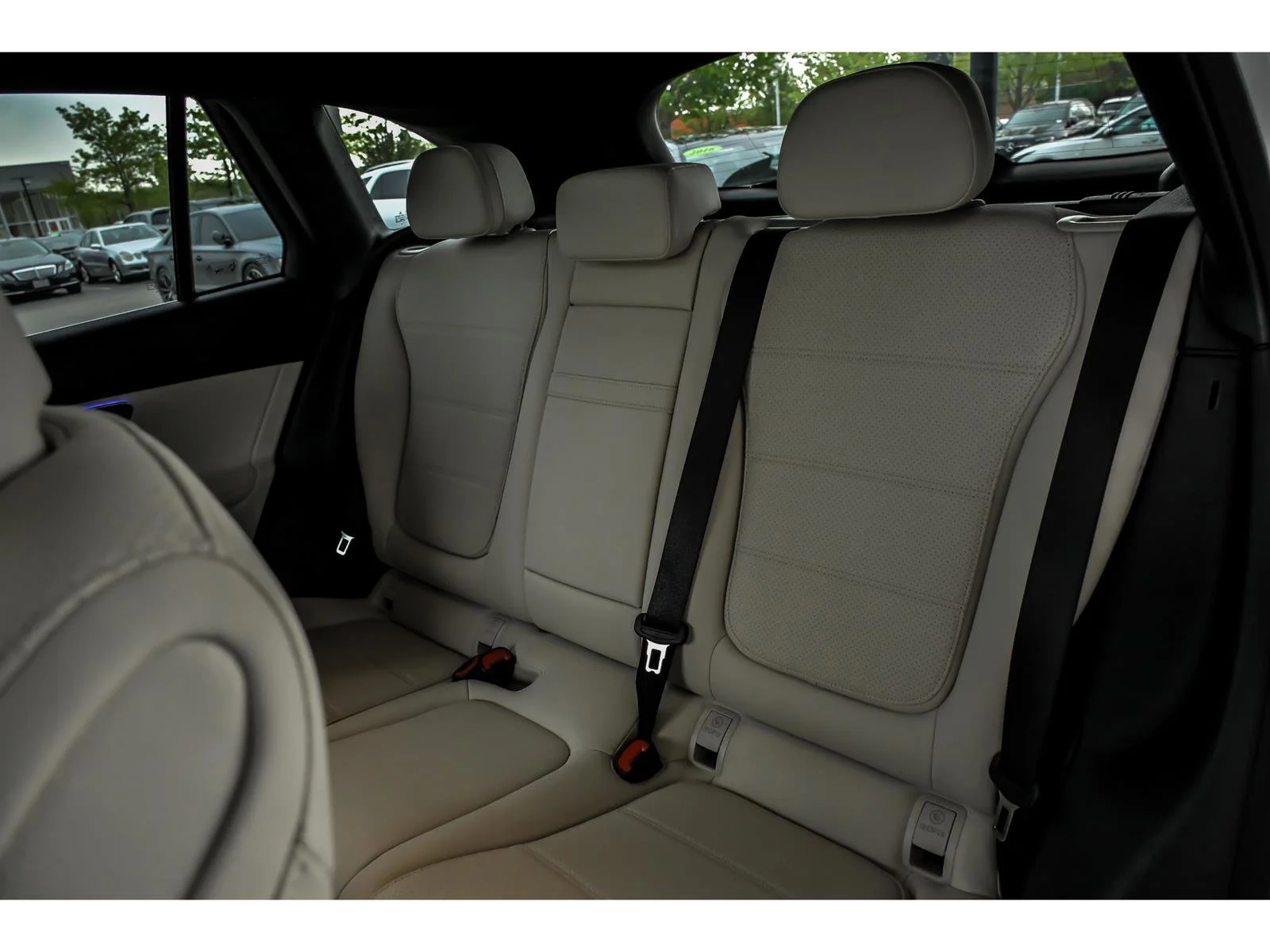 New 2026 MANUFAKTUR Moonlight White Metallic Mercedes-Benz GLC 300 image 56