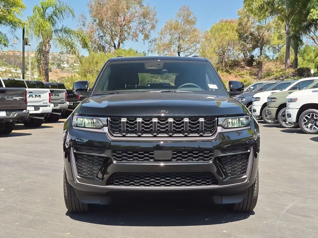 New 2026 Diamond Black Crystal Pearl-Coat Exterior Paint Jeep Altitude image 2