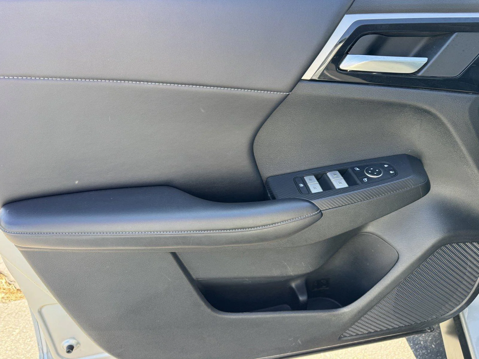Used 2024  Mitsubishi SE image 15