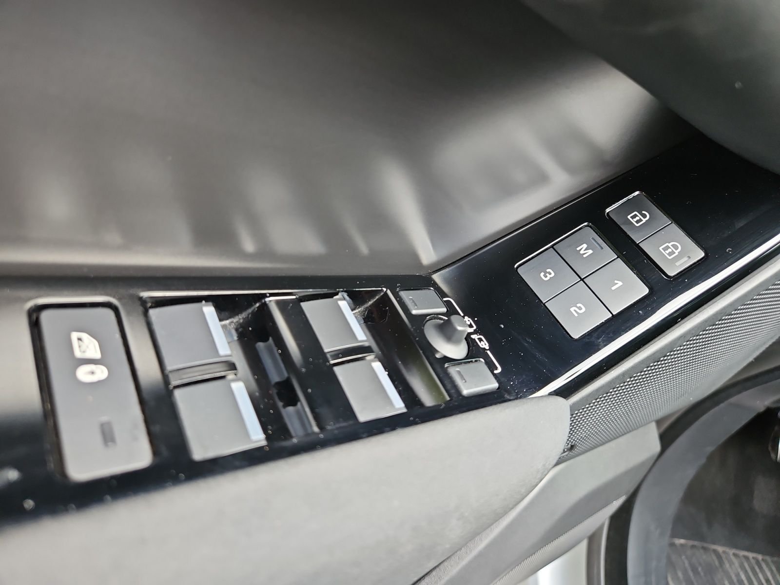 Used 2025 Gray Land Rover Dynamic SE image 21