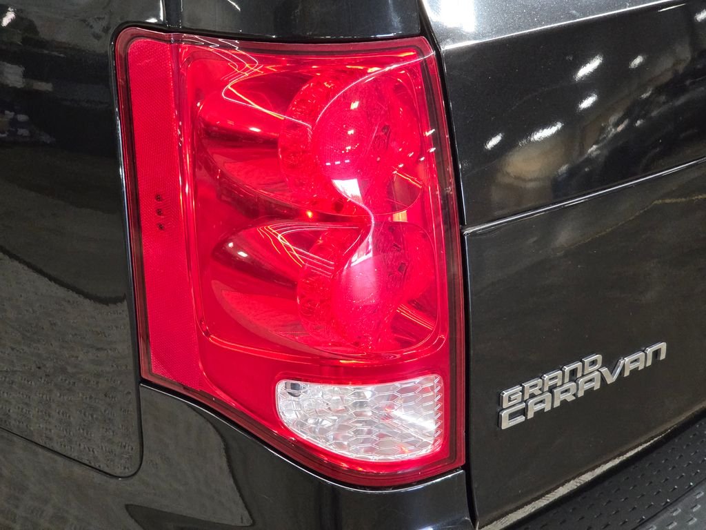 Used 2015 Black Dodge SXT image 15