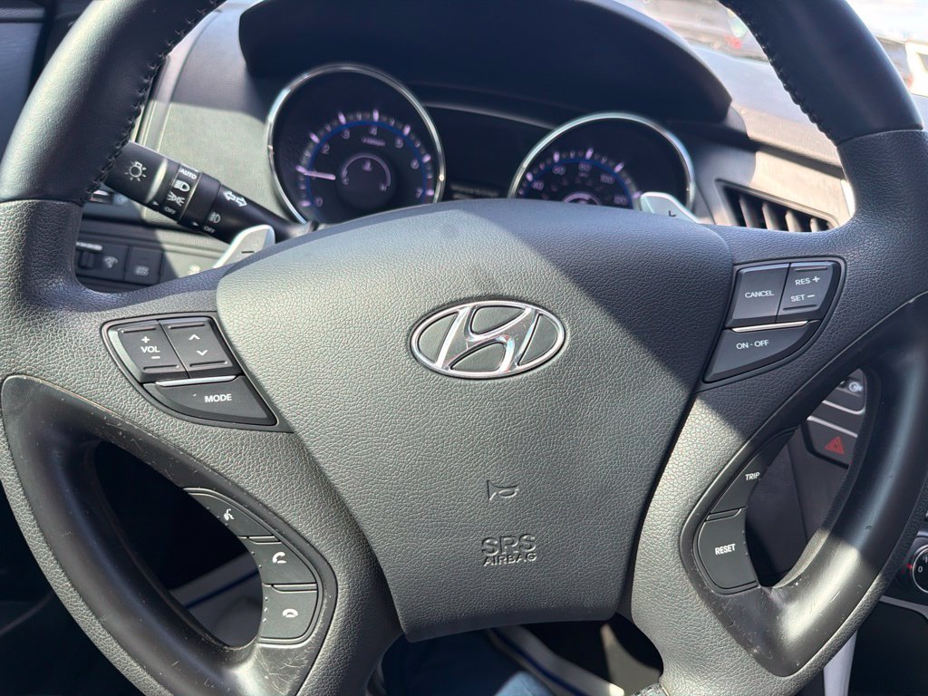 Used 2013 Black Hyundai SE image 18