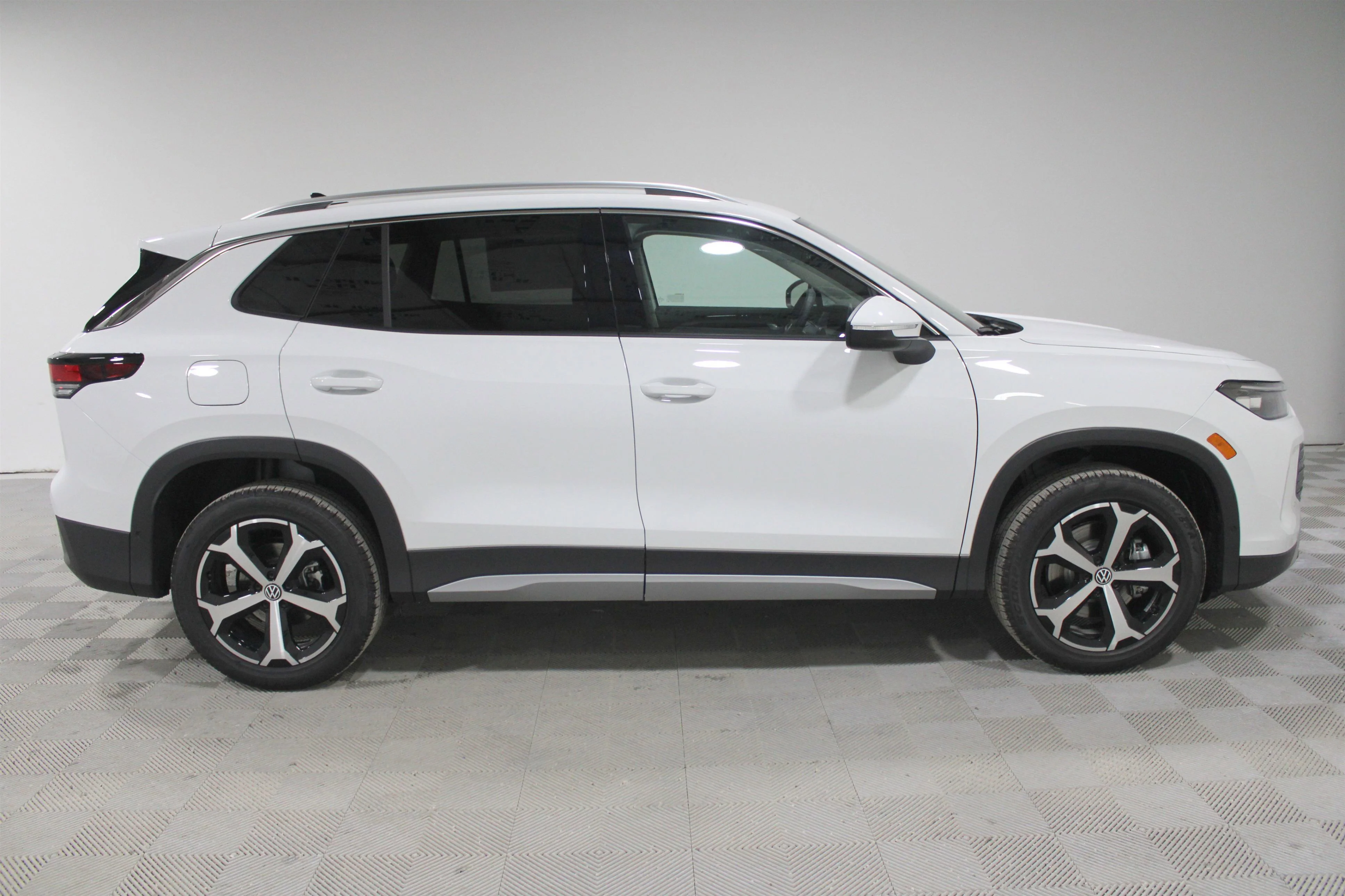 New 2026 Pure White Volkswagen SE image 25
