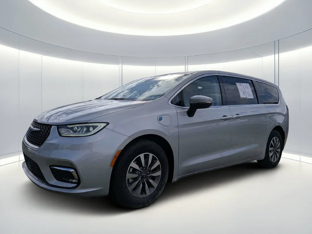 Used 2023 Silver Chrysler Touring L image 5