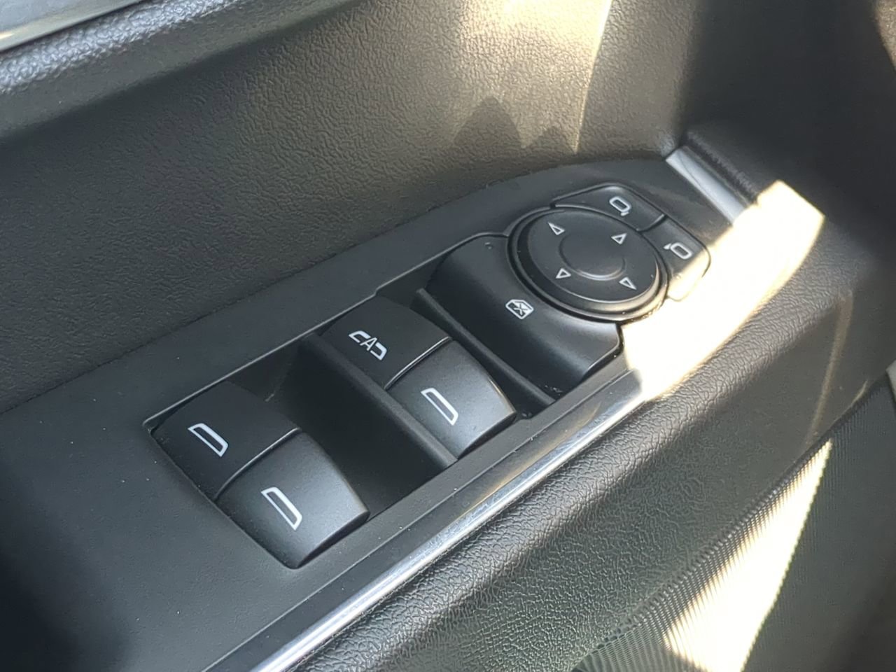 Used 2025 Summit White Chevrolet LT image 23