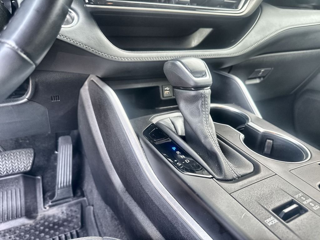 Used 2023 Silver Toyota LE image 18