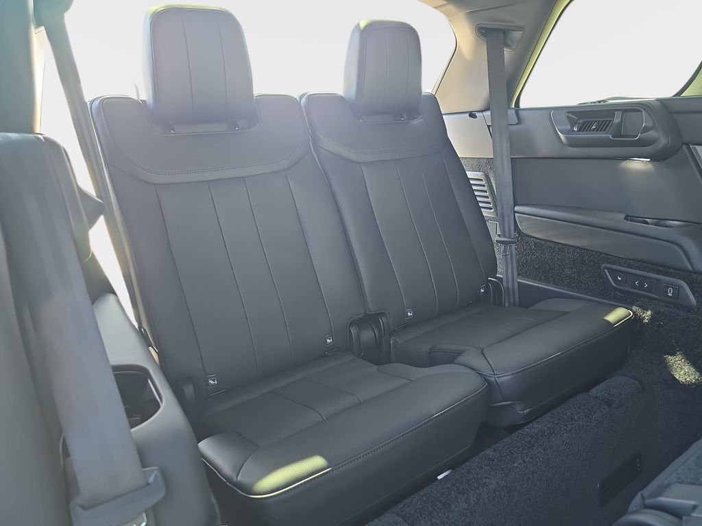 New 2026 Ostuni Pearl White LAND ROVER SE LWB 7-Seats / V8 image 12