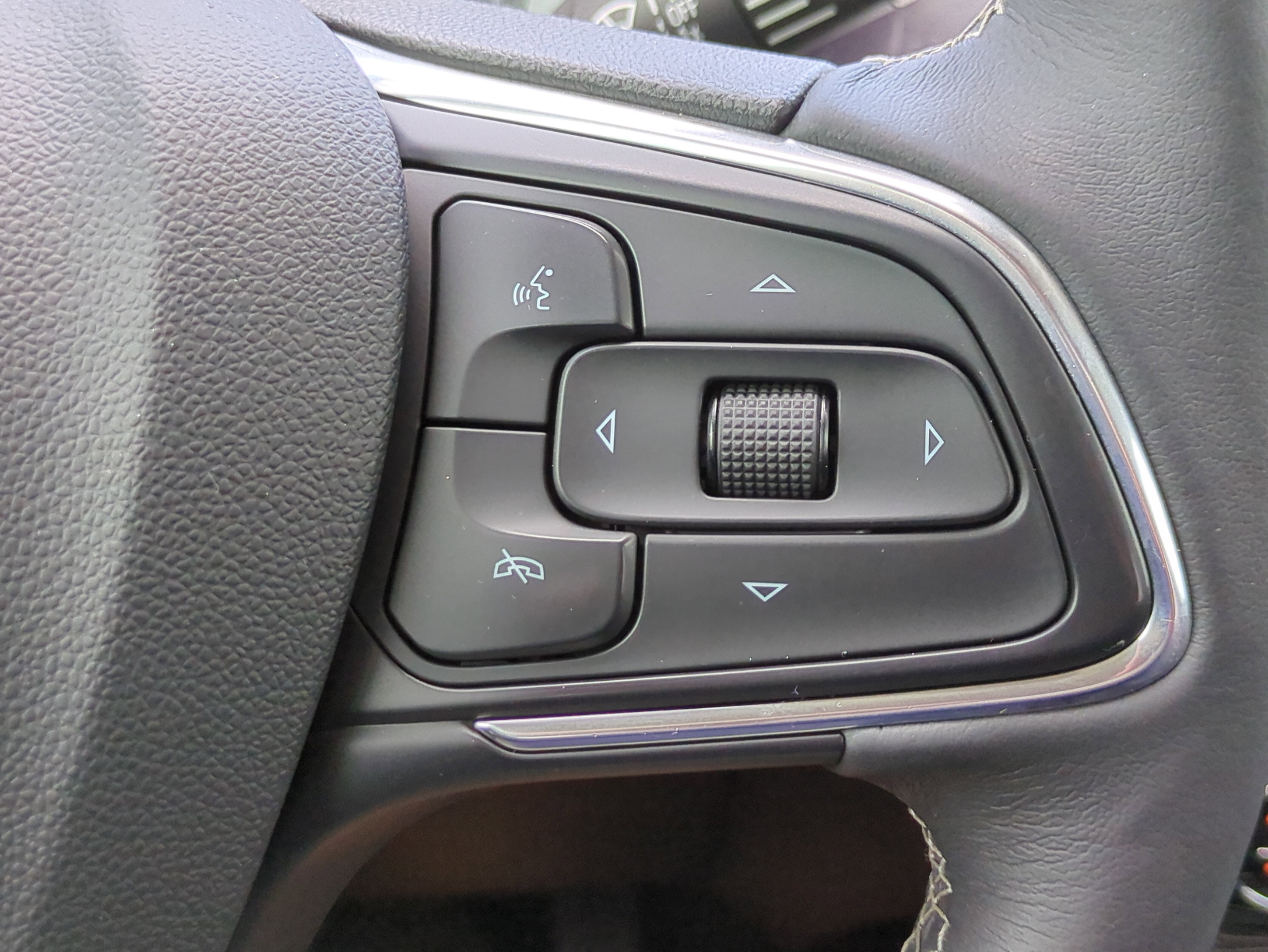 Used 2023 White Frost Tricoat Buick Essence image 31