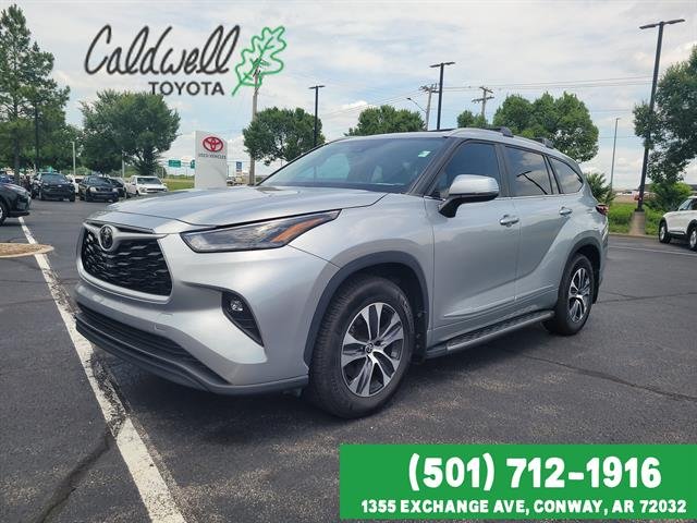 Celestial Silver Metallic 2023 Toyota Highlander XLE FWD SUV / Crossover Front-Wheel Drive