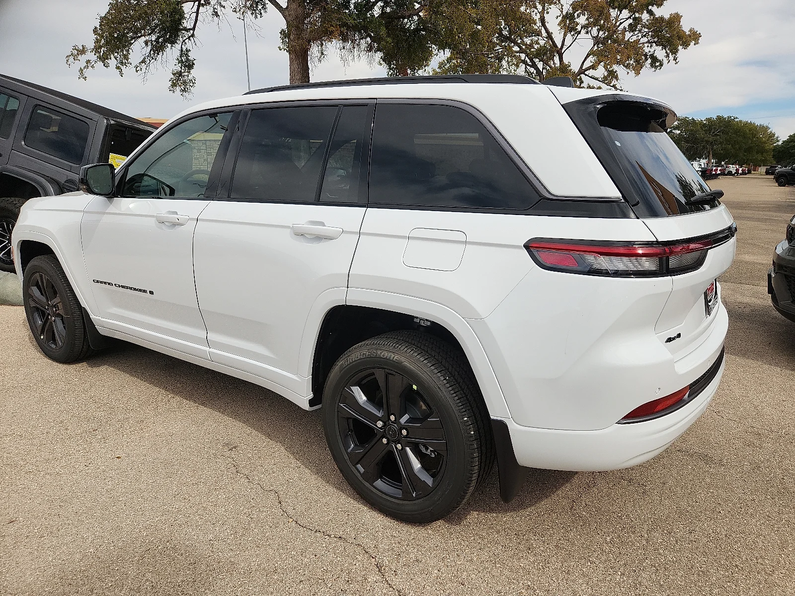New 2027 Bright White Clear-Coat Paint Jeep LIMITED RESERVE 4X4 image 3