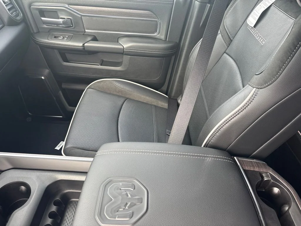 New 2026 Diamond Black Crystal Pearl-Coat Exterior Paint RAM LARAMIE image 28