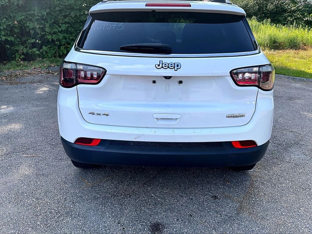 Used 2024 White Jeep Latitude image 10
