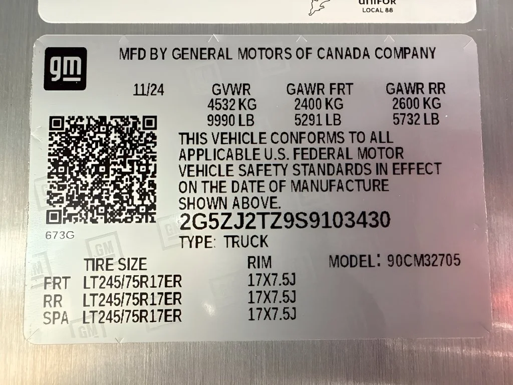Used 2025 Oyster White Chevrolet AWD 400 image 29