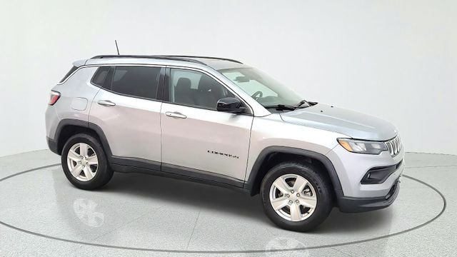 Used 2022 Silver Jeep Latitude image 14
