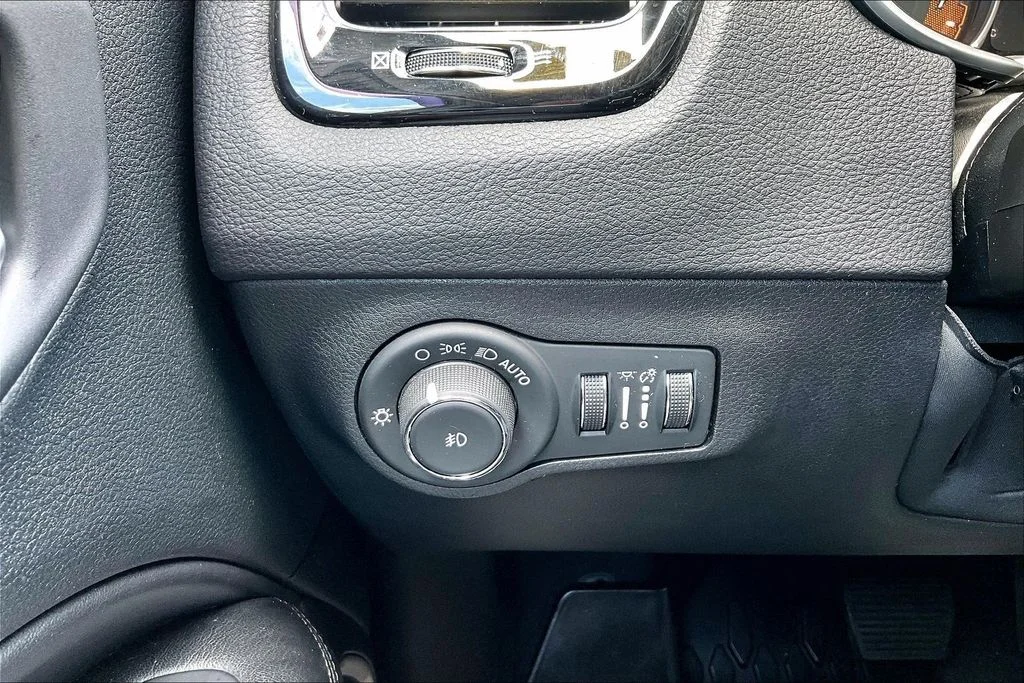 Certified Used 2019 White Jeep Latitude image 15