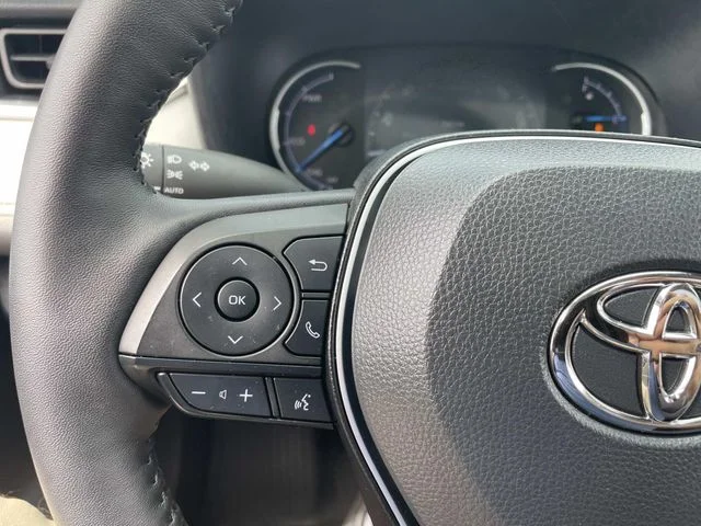 Certified Used 2025  Toyota XLE image 36