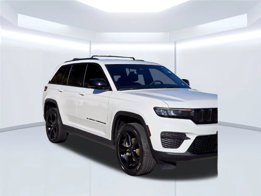 Used 2024 White Jeep Altitude image 50