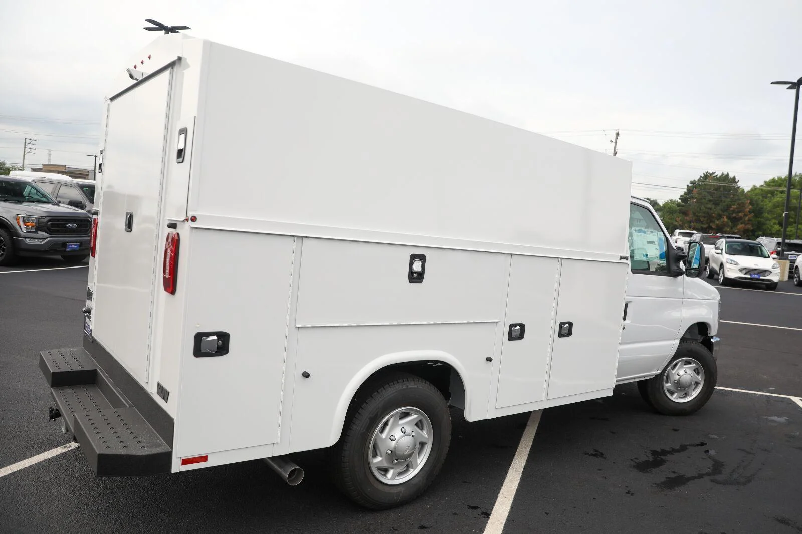New 2027 Oxford White Ford E-350 SRW image 11