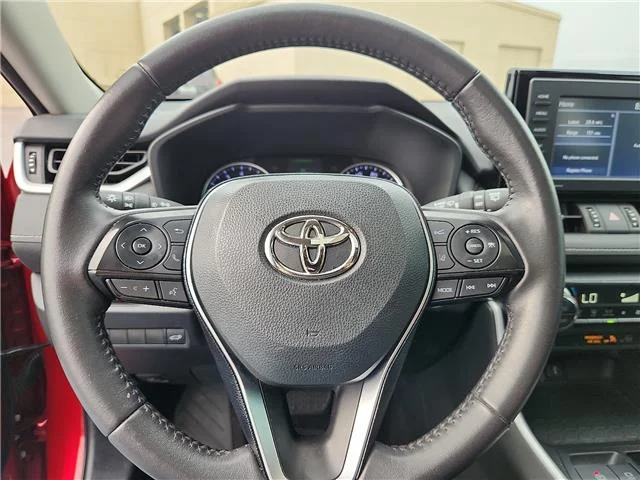 Used 2021 Red Toyota XLE Premium Front-wheel Drive image 19