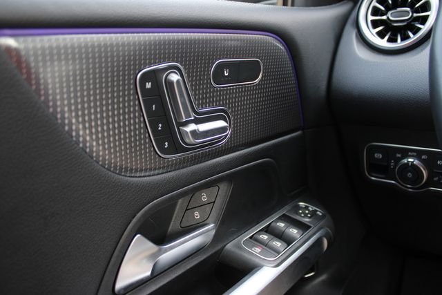 Used 2022  Mercedes-Benz GLB 250 image 14