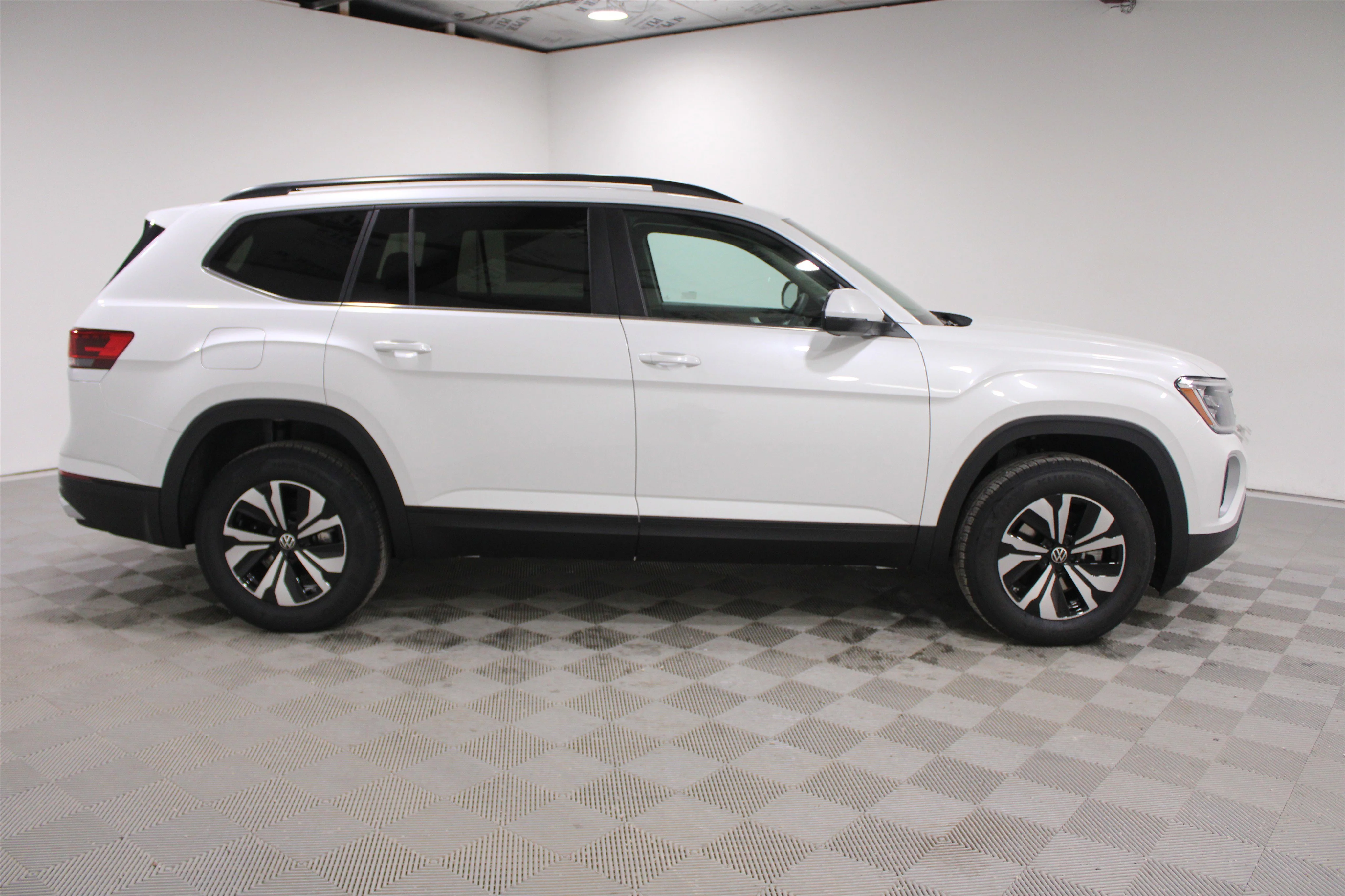 New 2026 Opal White Pearl Volkswagen 2.0T SE image 28