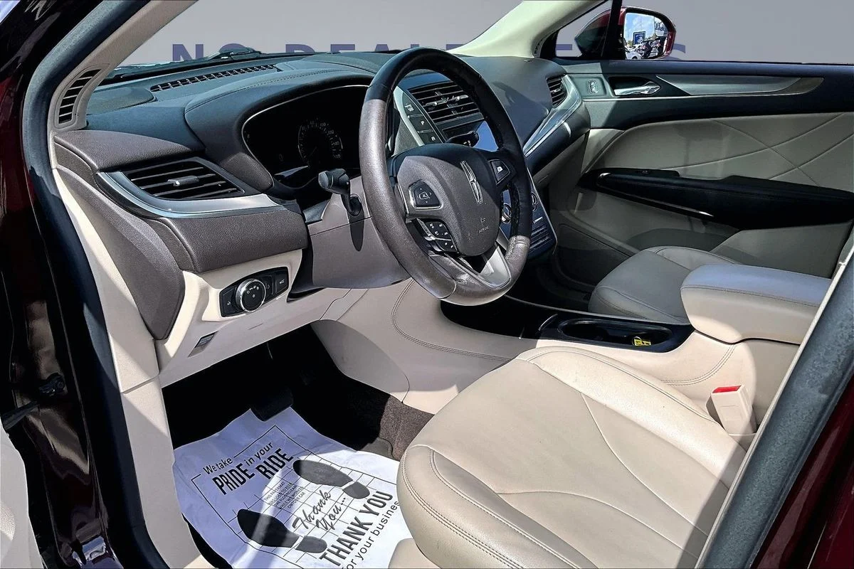 Used 2019 Red Lincoln Standard image 17