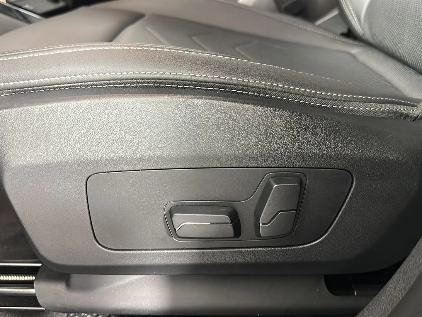 Used 2024 Jet Black BMW xDrive28i image 9