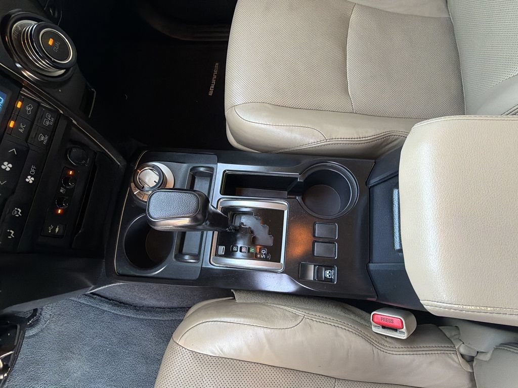 Used 2014  Toyota Limited image 11