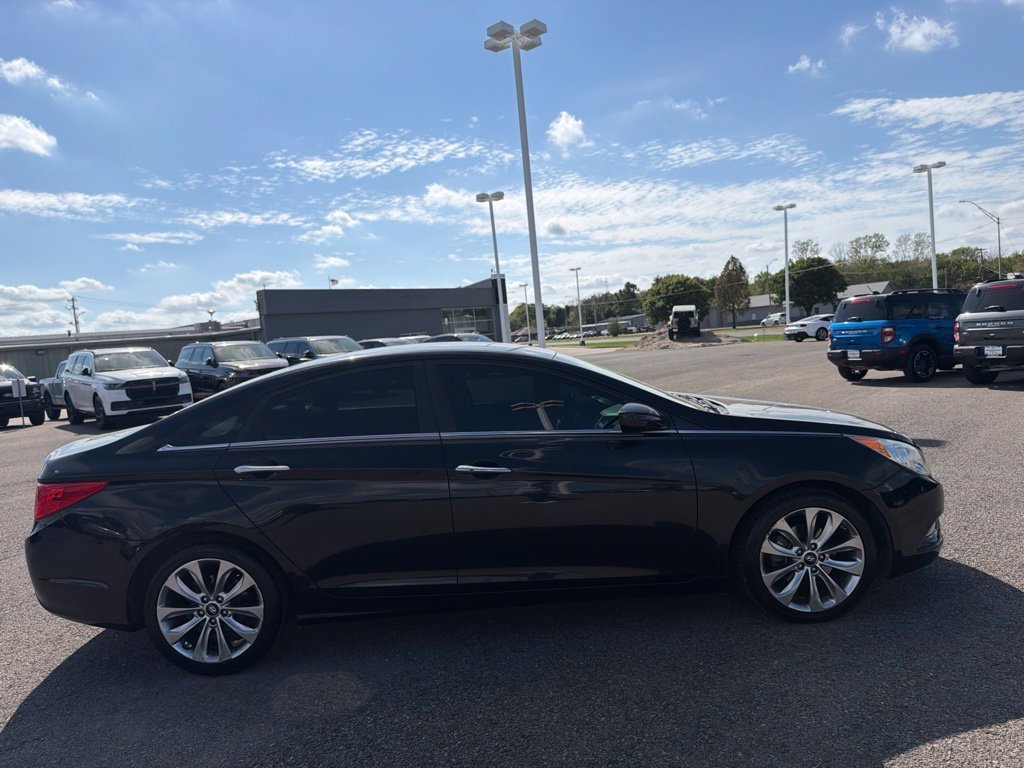 Used 2013 Black Hyundai SE image 4