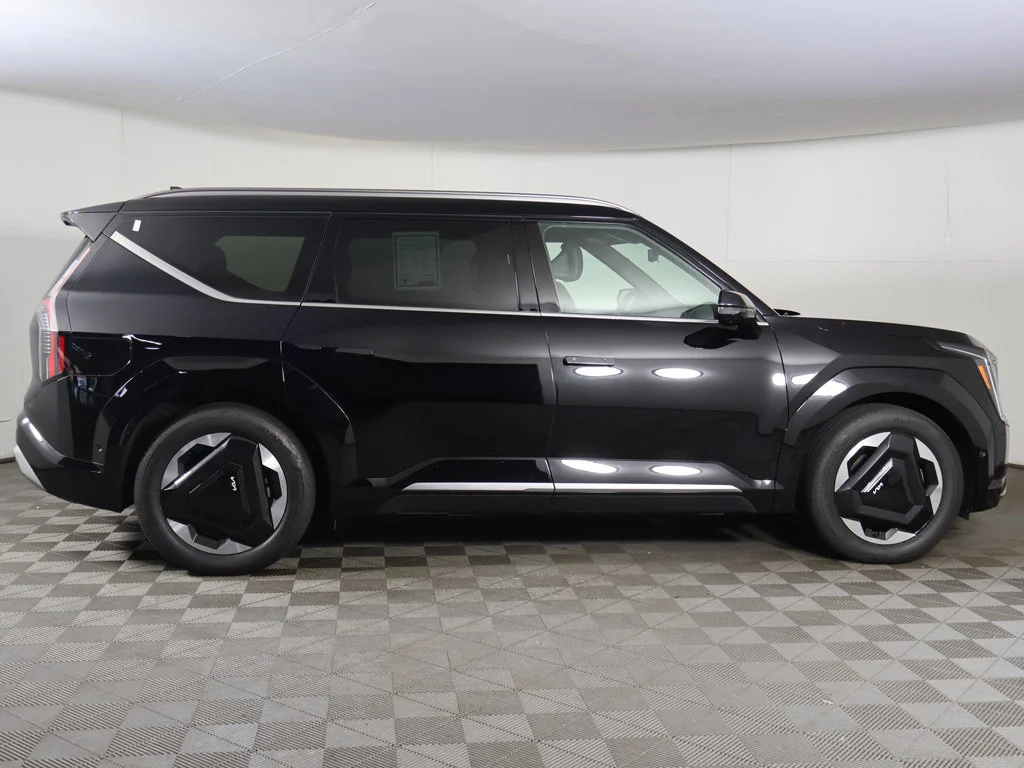 Used 2024 Black Kia Land image 22
