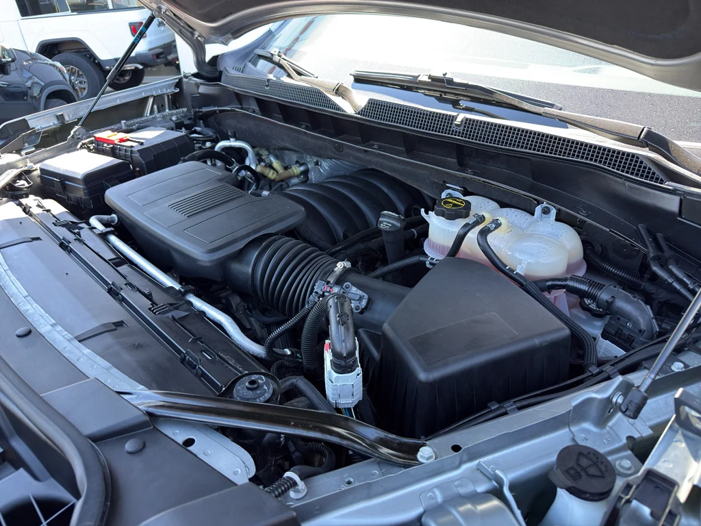 Used 2025 Gray Chevrolet Z71 image 34