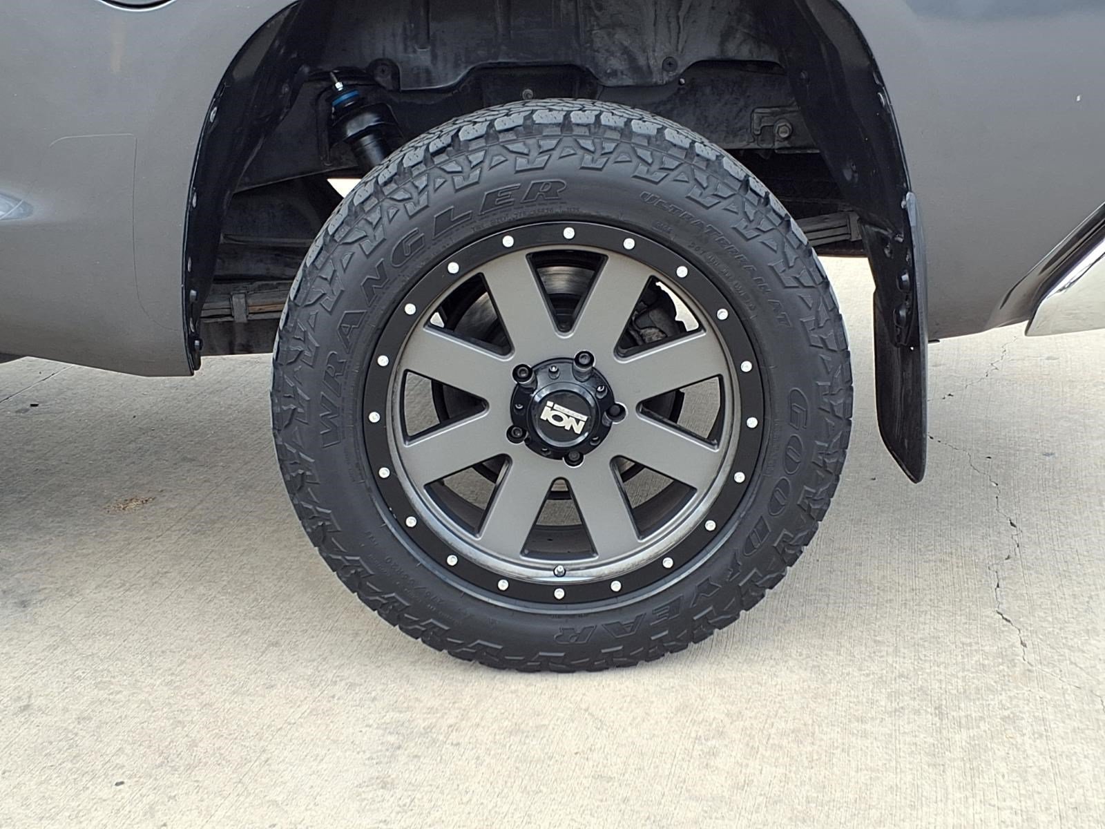 Used 2017 MAGNETIC GRAY MET Toyota SR5 image 9