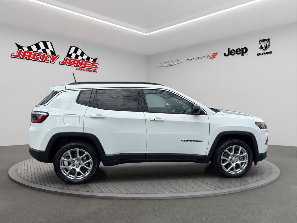 Used 2023 Bright White Clearcoat Jeep Latitude Lux image 12