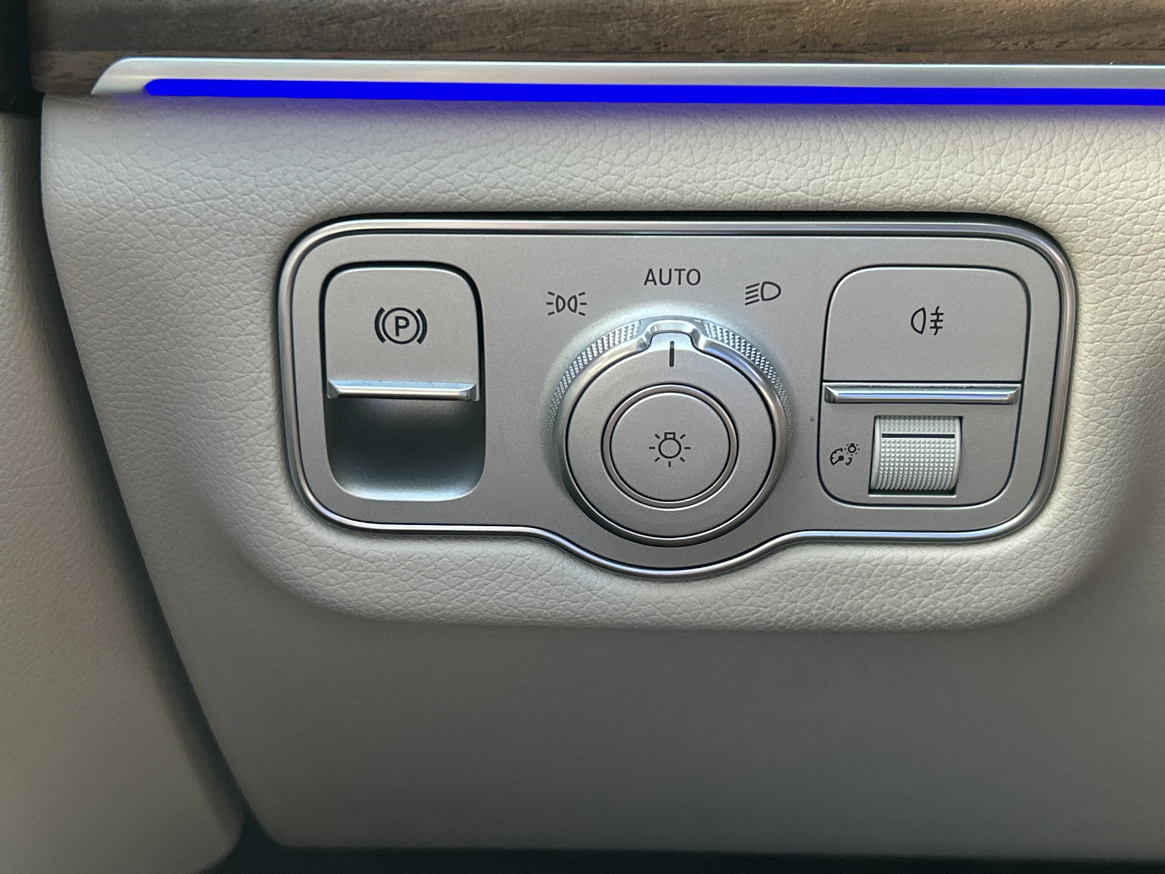 Certified Used 2025 Polar White Mercedes-Benz GLE 450e 4MATIC® SUV image 36