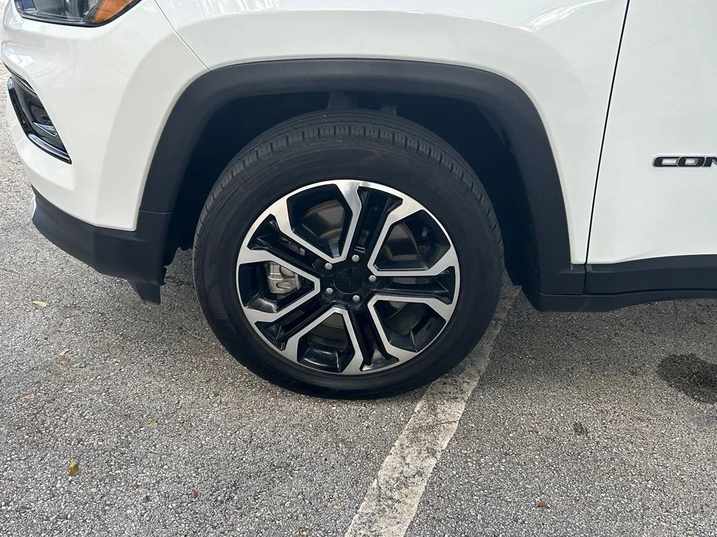 Used 2024 White/off-white Jeep Limited image 21