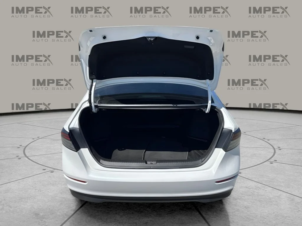 Used 2025 White Honda SE image 28