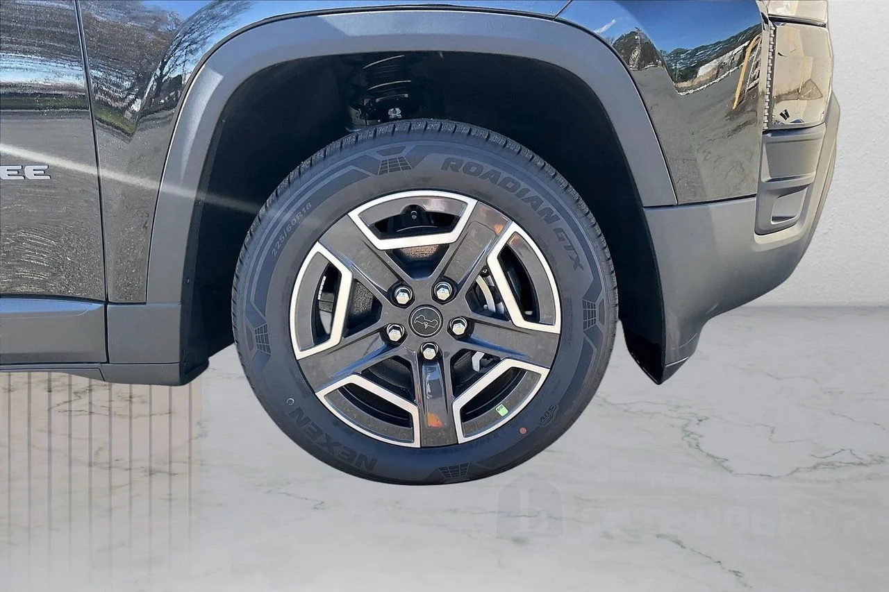 New 2026 Diamond Black Crystal Pearl-Coat Exterior Paint Jeep Limited image 32
