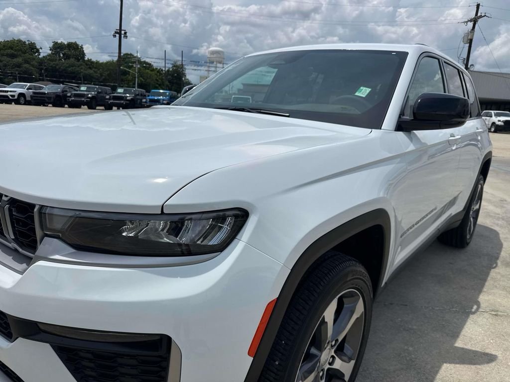 New 2026 Bright White Clear-Coat Exterior Paint Jeep Limited image 9