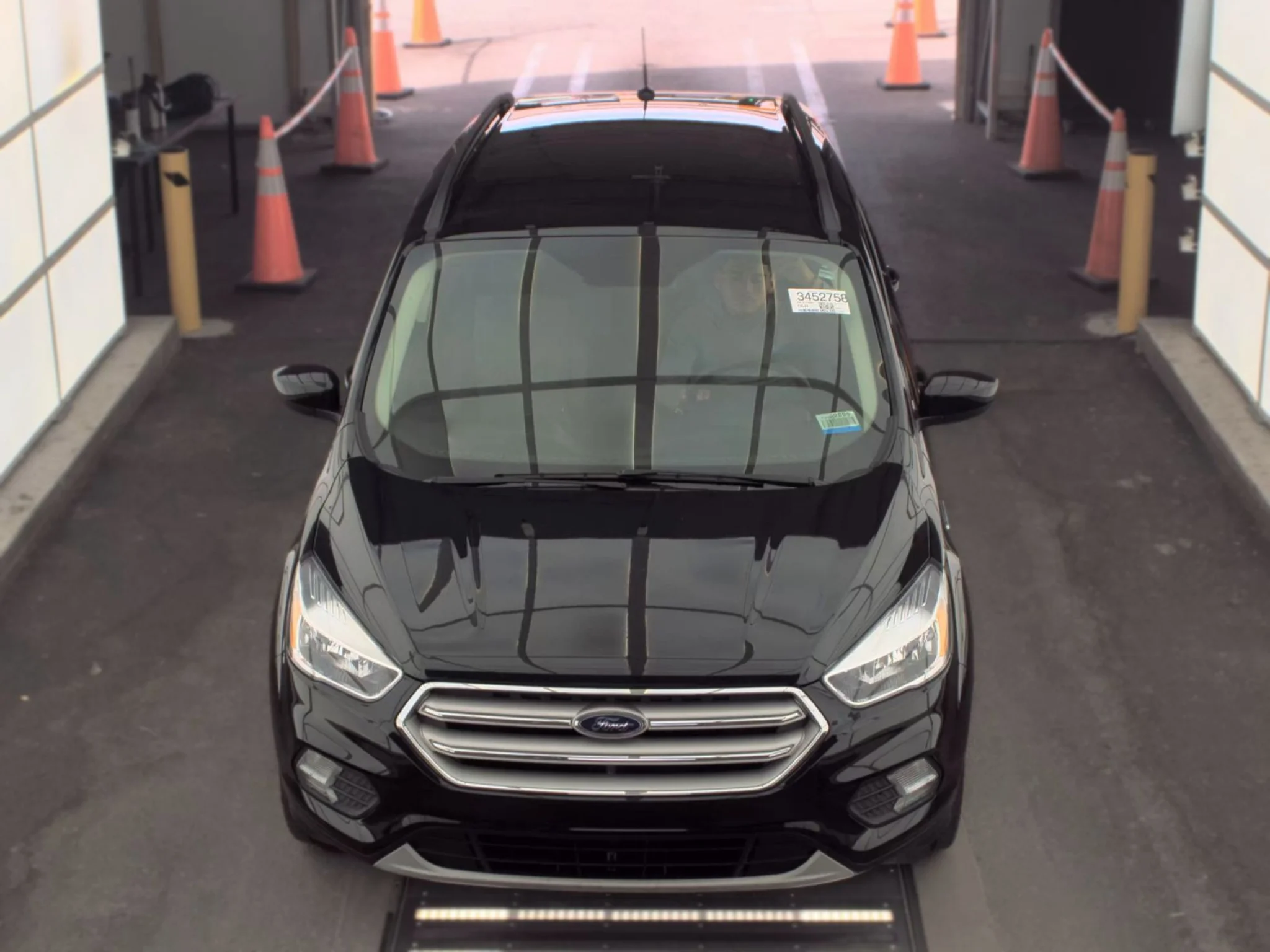 Used 2018 Shadow Black Ford SE image 2