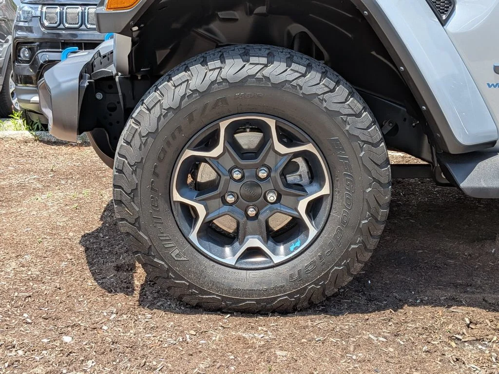 Used 2023 Silver Jeep Rubicon 4xe image 25