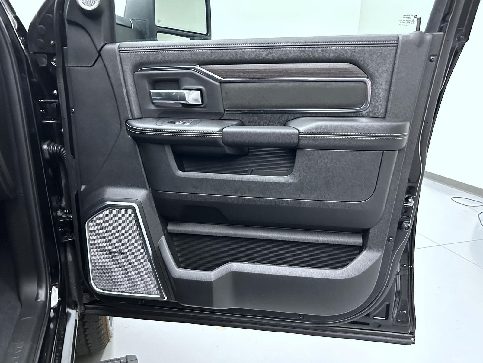 New 2026 Diamond Black Crystal Pearl-Coat Exterior Paint RAM Laramie image 16