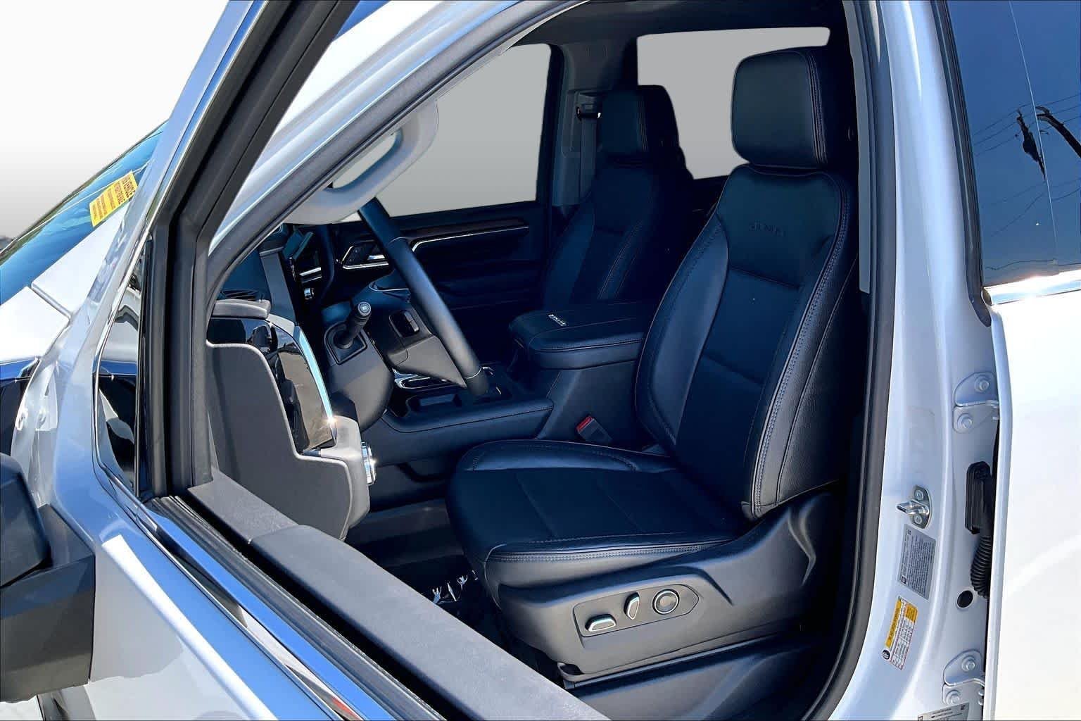 Used 2024 White Frost Tricoat GMC Denali image 8