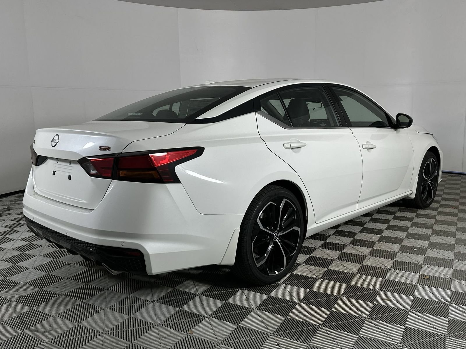 2025 Nissan Altima SR - Photo 8