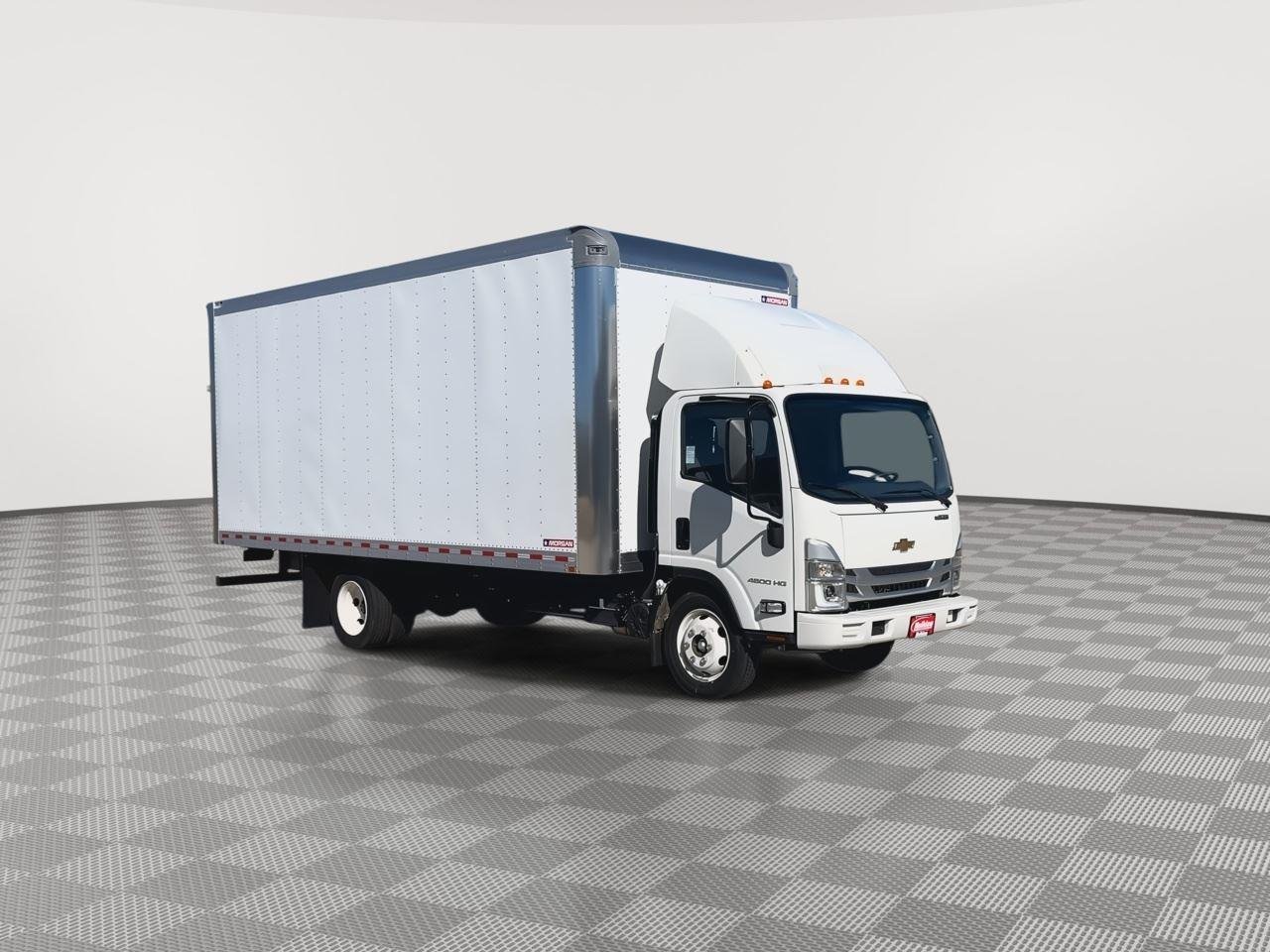 New 2024 Arc White Chevrolet  image 24